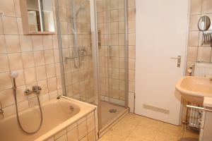ein Badezimmer mit Dusche und Waschbecken in der Unterkunft Christel Zwischenahn in Bad Zwischenahn + 25 Fotos