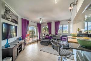 een woonkamer met paarse gordijnen en een bank bij Nice Apartment With Large Terrace and Golf Views - RA1112LT in Torre-Pacheco