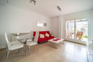 ein Wohnzimmer mit einem roten Sofa und einem Tisch in der Unterkunft Quiet Two Bedroom Apartment2 - RA2521LT in Torre-Pacheco