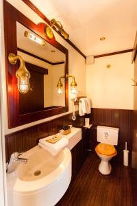 Bathroom sa Boat Hotel De Barge