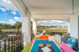 een patio met een tafel en stoelen op een balkon bij Nice Apartment With Large Terrace and Golf Views - RA1112LT in Torre-Pacheco