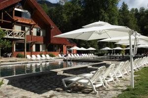 Bazén v ubytování Hotel y Termas Huife nebo v jeho okolí