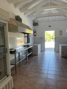 Kuchyň nebo kuchyňský kout v ubytování Simos Camping Elafonisos & Bungalows
