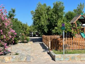Zahrada ubytování Simos Camping Elafonisos & Bungalows