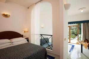 Postel nebo postele na pokoji v ubytování Hotel Royal Positano