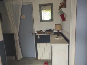 Kuchyň nebo kuchyňský kout v ubytování Chambre spatieuse avec grand lit.