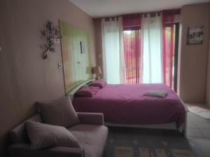 Postel nebo postele na pokoji v ubytování Chambre spatieuse avec grand lit.