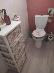 Koupelna v ubytování Chambre spatieuse avec grand lit. + 5 fotografií