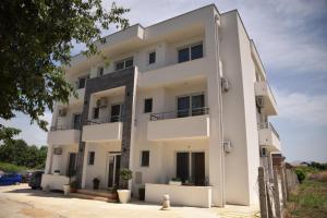 a white apartment building with aventh floor at Apartments kupi ul rudaj 41 in Ulcinj