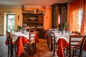 a dining room with tables and chairs with red napkins at Agriturismo Airone in Pitigliano