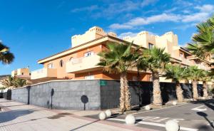 un edificio con palme di fronte di Vista Mar a Puertito de Güímar