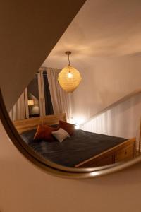lustrzane odbicie łóżka w sypialni w obiekcie Zarzecze 27A w mieście Augustów