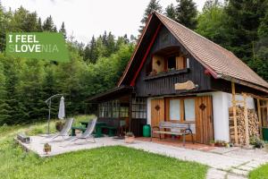 una pequeña casa con un patio enfrente en Pravlca (Fairytale Cottage) en Zgornje Gorje
