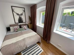1 dormitorio con 1 cama con una foto de ciervo en la pared en 7apartments en Jelenia Góra