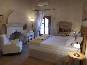 A bed or beds in a room at Wild Violet Villa: an old vision of luxury