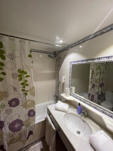 a bathroom with a sink and a shower curtain at Juiceven Studios in Alcabideche