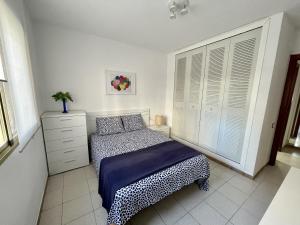 sypialnia z łóżkiem, komodą i oknem w obiekcie La Pineda Holiday Apartment w mieście La Pineda +8 zdjęć
