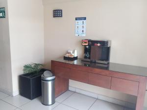 Příslušenství pro přípravu čaje a kávy v ubytování Baja Inn Hoteles Ensenada
