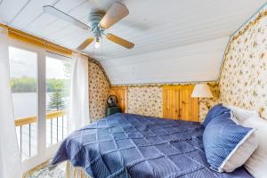 - une chambre avec un lit et un ventilateur de plafond dans l'établissement Long Pond Camp, à Jefferson
