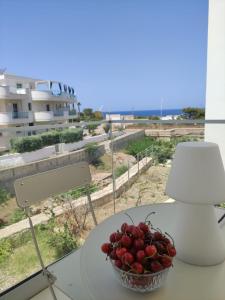 un tazón de tomates sentado en una mesa con vistas en Dimora Birardi, en Polignano a Mare