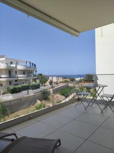 Cette chambre dispose d'une grande fenêtre avec une table et des chaises. dans l'établissement Dimora Birardi, à Polignano a Mare