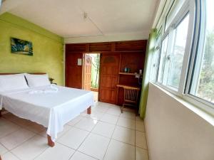 Serenity Lodges Dominica tesisinde bir odada yatak veya yataklar