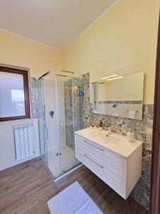 La salle de bains est pourvue d'un lavabo et d'une douche. dans l'établissement Agriturismo Bella Vista - Da Carmelo, à Santa Teresa di Riva