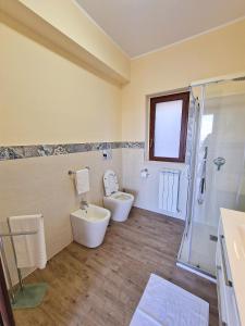 La salle de bains est pourvue de toilettes, d'un lavabo et d'une douche. dans l'établissement Agriturismo Bella Vista - Da Carmelo, à Santa Teresa di Riva