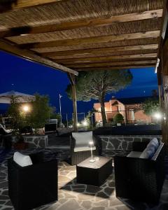 萊萬托的住宿－La Vignana - 5 Terre，带沙发和桌椅的天井。
