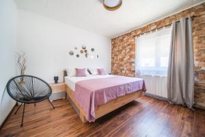 1 dormitorio con cama y pared de ladrillo en Apartment Matteo en Bale