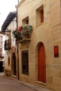 ein Gebäude mit Blumenkästen an der Seite in der Unterkunft Casa 1340 in Mora de Rubielos