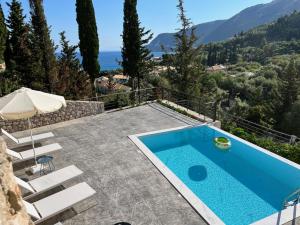 uma piscina numa villa com vista em Katerina's Village Agios Nikitas em Ayios Nikitas