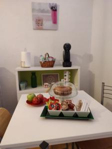 una mesa con una bandeja de comida. en El Primero de Steven - Pegado a Playa de San Lorenzo, en Gijón