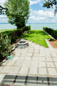 Ảnh trong thư viện ảnh của Part Apartman Siófok - B épület - privát vízparttal ở Siófok