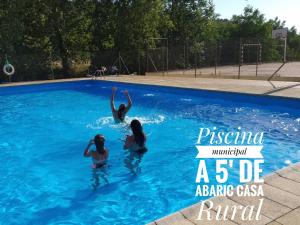 un gruppo di ragazze che giocano in piscina di Abaric Casa Rural a La Cañada de Verich