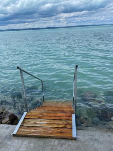 Ảnh trong thư viện ảnh của Part Apartman Siófok - B épület - privát vízparttal ở Siófok