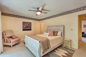 Ένα ή περισσότερα κρεβάτια σε δωμάτιο στο Townhome with Lush Forest View, Steps to Beach!