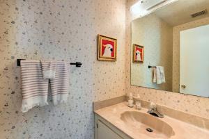 Ένα μπάνιο στο Townhome with Lush Forest View, Steps to Beach!