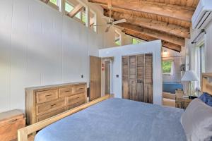 1 dormitorio con 1 cama grande y techo de madera en Cabin with Balcony and Mtn Views Near Sky Valley!, en Dillard