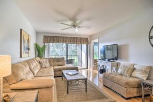 Μια τηλεόραση ή/και κέντρο ψυχαγωγίας στο Isla Del Sol Condo about 2 Miles to St Pete Beach!