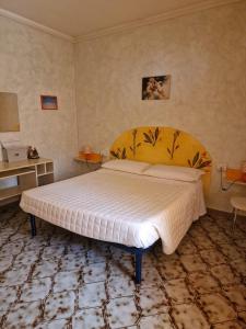 Säng eller sängar i ett rum på Guest House Tra Rocce E Mare
