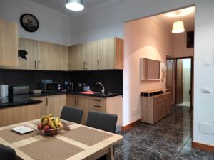kuchnia ze stołem, na którym stoi miska z owocami w obiekcie APARTAMENTOS La PEÑA A w mieście La Guancha