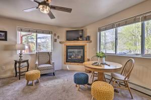 Χώρος καθιστικού στο Walk to Frisco Main St Townhome Steps to Trail!