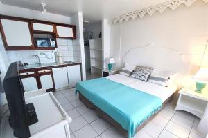 Ліжко або ліжка в номері Résidence Turquoise Guadeloupe - Vue mer et lagon