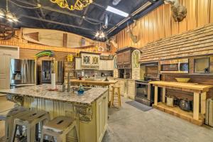 uma grande cozinha com paredes de madeira e uma grande ilha em Family Leatherwood Resort Cabin with Fire Pit! em Dover