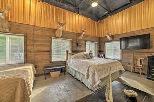 Cama ou camas em um quarto em Family Leatherwood Resort Cabin with Fire Pit!