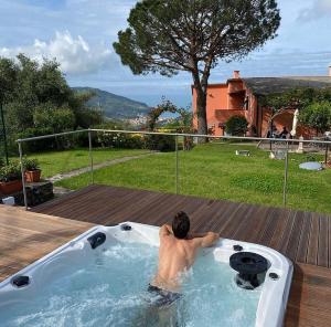 萊萬托的住宿－La Vignana - 5 Terre，热水浴池中的男人