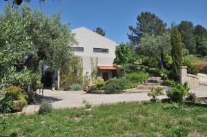 a white house with a garden in front of it at Quinta do Vale Sanguinho in Seia