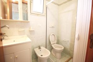 Kúpeľňa v ubytovaní Casa Camoro a 150 mt dal mare