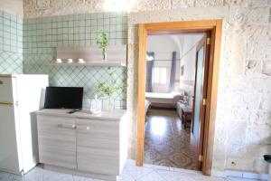 Televízia a/alebo spoločenská miestnosť v ubytovaní Casa Camoro a 150 mt dal mare